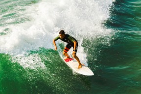 明星球员伤愈复出状态回升明显，足球明星受伤